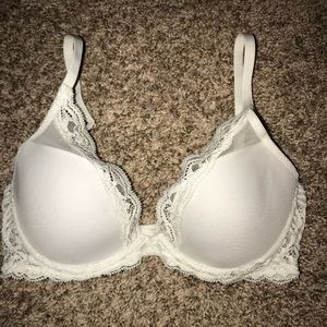 white natori bra with lace